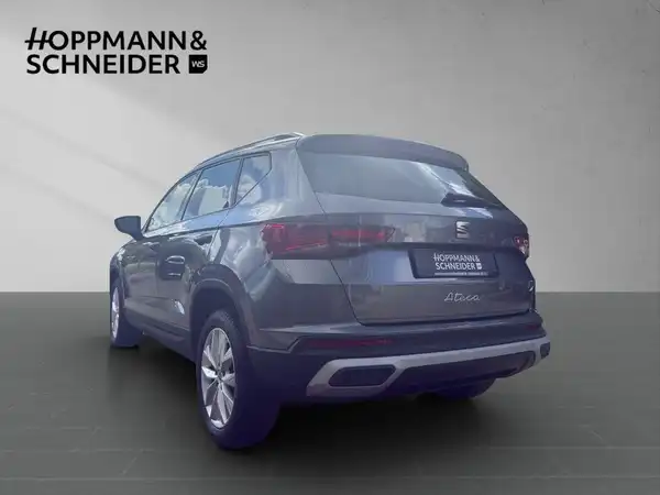 Das Bild zeigt einen grauen SEAT Ateca von hinten. Im Bild ist das Händlerlogo 'HOPPMANN & SCHNEIDER' sichtbar.