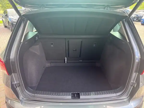 Das Bild zeigt den Kofferraum eines SEAT Ateca von innen, die Farbe des Innenraums ist schwarz. Es handelt sich um eine Innenaufnahme.
