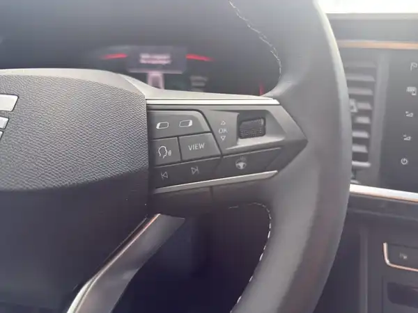 Das Bild zeigt das Innere eines Fahrzeugs, insbesondere den Lenkradbereich. Das Interieur ist schwarz.