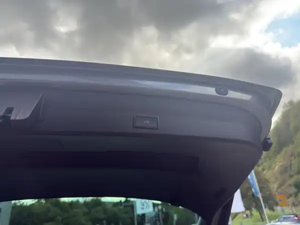 Foto vom Kofferraum eines Fahrzeugs, aufgenommen von hinten.