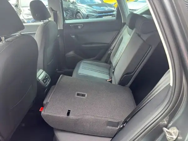 Innenaufnahme des Fahrzeugs SEAT Ateca, mit schwarzem Interieur und umgeklapptem Rücksitz.