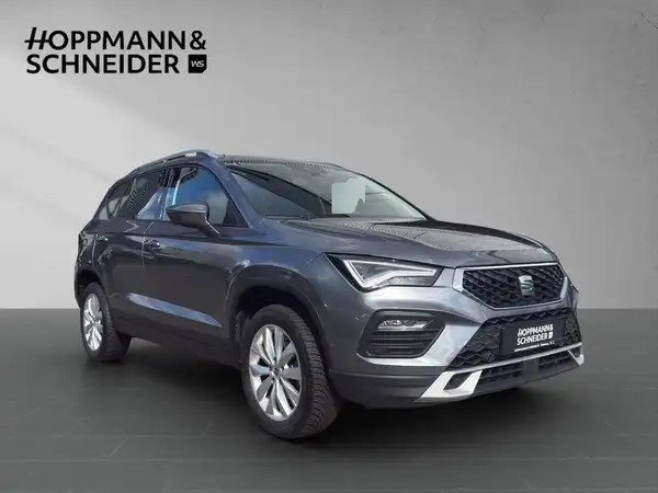 Das Bild zeigt einen grauen SEAT ATECA von der Seite. Im oberen Bereich ist das Händlerlogo und der Schriftzug "HOPPMANN & SCHNEIDER" eingeblendet.