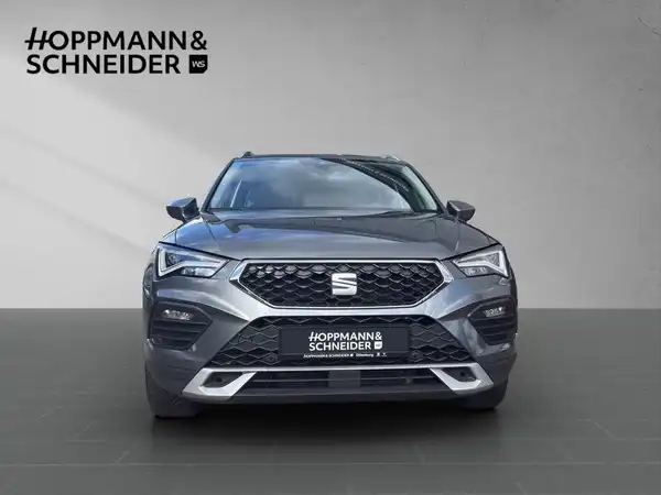 Ein grauer SEAT ATEC, frontal aufgenommen, mit dem Händlertitel "HOPPMANN & SCHNEIDER" im Bild.
