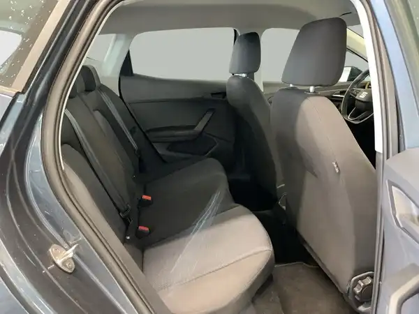 Innenaufnahme eines SEAT IBIZA mit grauem Interieur, das die Rücksitze zeigt.