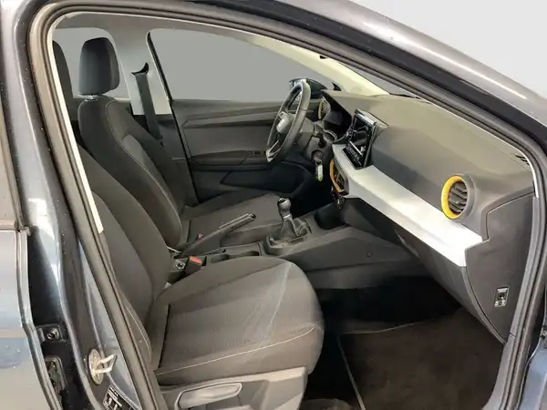 Das Bild zeigt die Innenansicht eines SEAT IBIZA mit schwarzen Sitzen und Armaturen.