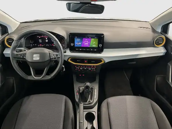 Innenaufnahme des SEAT IBIZA mit schwarzem Interieur.