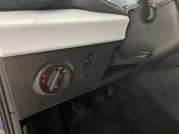 Das Bild zeigt den Innenraum eines Fahrzeugs, aufgenommen von der Fahrerseite. Die Innenausstattung ist schwarz.