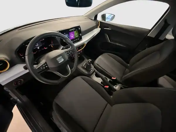 Das Bild zeigt den Innenraum eines SEAT IBIZA in schwarzer Farbe.