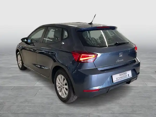 Das Bild zeigt einen SEAT IBIZA von hinten, in blauer Farbe, mit Händlerlogo.