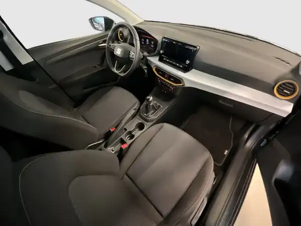 Das Bild zeigt das Innere eines SEAT IBIZA mit schwarzen Sitzen und einer modernen Armaturentafel.