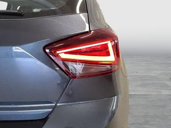 Das Bild zeigt den hinteren Teil eines grauen SEAT IBIZA.