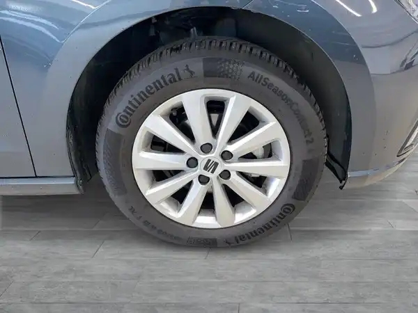 Das Bild zeigt eine seitliche Aufnahme des grauen SEAT IBIZA, insbesondere das Rad und die Felge.