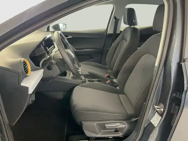 Das Bild zeigt den Innenraum eines SEAT IBIZA, aufgenommen von der Seite. Die Sitze sind schwarz und der gesamte Innenraum hat eine schlichte Gestaltung.