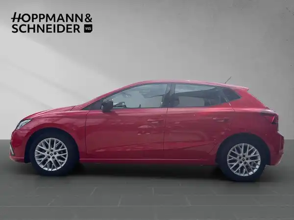 Das Bild zeigt einen roten SEAT IBIZA von der Seite. Das Händlersymbol 'HOPPMANN & SCHNEIDER' ist im oberen Bereich zu sehen.
