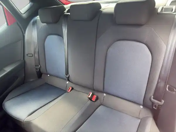Das Bild zeigt die Rückbank des SEAT IBIZA. Die Sitze sind in Schwarz mit blauen Akzenten.