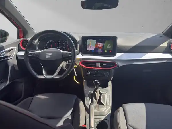 Das Bild zeigt den Innenraum eines SEAT IBIZA mit einem sportlichen schwarzen Interieur und moderner technischer Ausstattung.