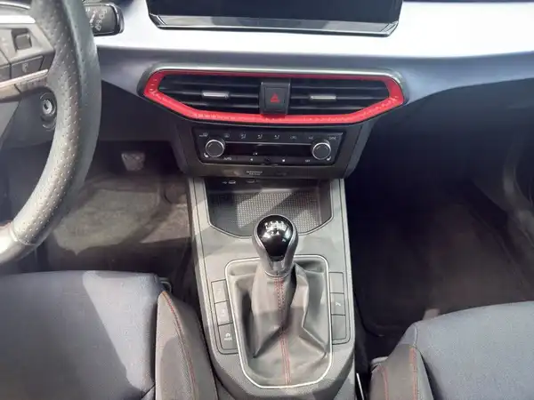 Das Bild zeigt das Inneninterieur eines SEAT IBIZA mit einer schwarzen Innenausstattung und einem Schalthebel.