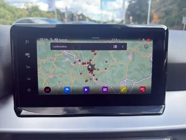 Das Bild zeigt den Innenraum eines SEAT IBIZA mit einem Navigationsgerät, das eine Kartenansicht anzeigt.