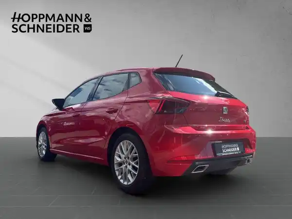 Das Bild zeigt einen roten SEAT IBIZA von hinten, aufgenommen aus einem schrägen Blickwinkel. Im oberen Bereich des Bildes befinden sich die Logos des Händlers.