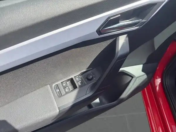 Das Bild zeigt das Innere eines SEAT IBIZA, aufgenommen von der Fahrertür. Das Fahrzeug hat eine rote Außenfarbe.