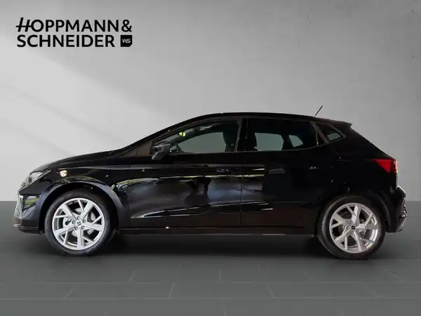 Das Bild zeigt einen schwarzen SEAT IBIZA von der Seite, mit dem Händlerinlogo HOPPMANN & SCHNEIDER im oberen Bereich.