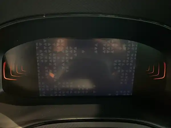 Innenaufnahme des Fahrzeugs, zeigt das Armaturenbrett mit digitalem Display.