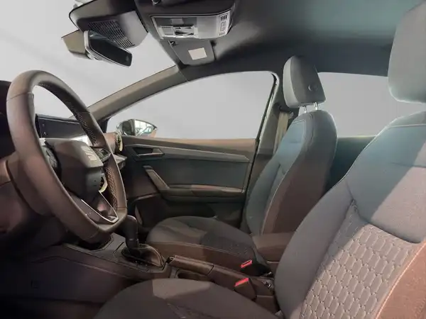 Das Bild zeigt das Innere eines SEAT IBIZA, aufgenommen von der Seite mit einem schwarzen Interieur, das graue Akzente hat.