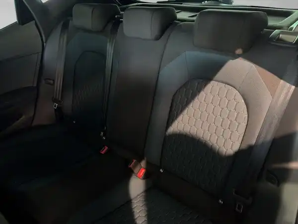 Das Bild zeigt die Innenaufnahme des Fahrzeugs mit schwarzem Interieur im Rücksitzbereich.
