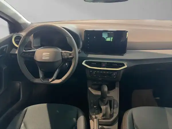 Das Bild zeigt das Innenraum eines SEAT IBIZA. Das Interieur ist in schwarz gehalten.