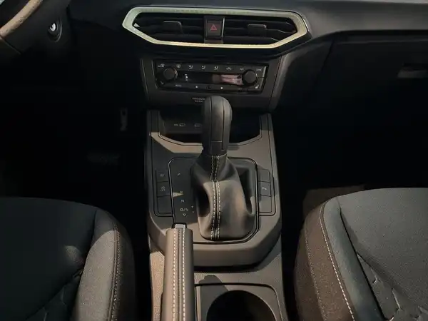 Das Bild zeigt den Innenraum eines Fahrzeugs aus der Perspektive des Fahrers, insbesondere den Schalthebel und das Bedienelement.