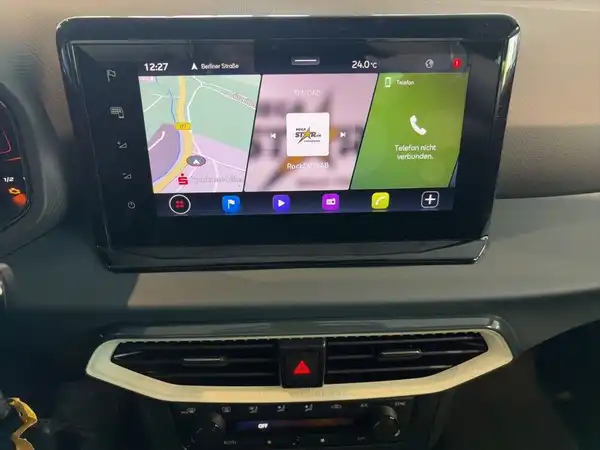 Das Bild zeigt das Innere eines SEAT IBIZA mit einer Darstellung auf dem Navigationsbildschirm. Der Bildschirm zeigt eine Kartenansicht sowie andere Funktionen, das Interieur ist schwarz.