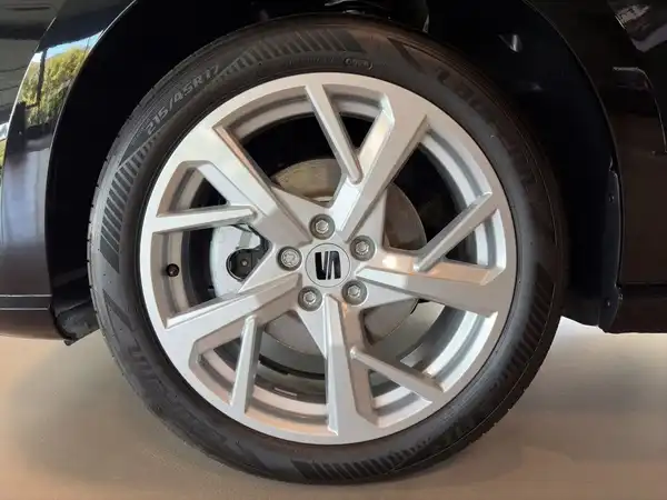 Das Bild zeigt eine Seitenansicht eines Fahrzeugs, konkret das Rad einer schwarzen SEAT Ibiza. Es ist keine Innenaufnahme und enthält kein Händlerlogo oder markante Texteinblendungen.