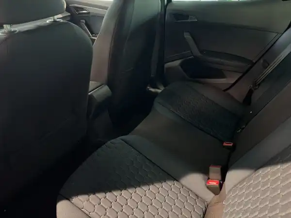 Das Bild zeigt den Innenraum eines Fahrzeugs (SEAT IBIZA) von hinten, mit schwarzem Interieur.