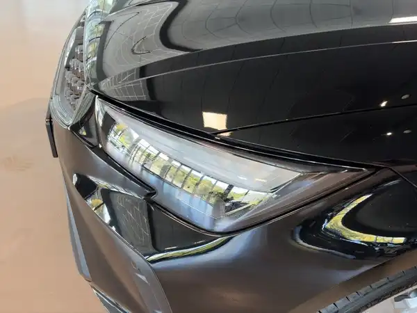 Das Bild zeigt die Frontansicht eines schwarzen SEAT IBIZA.