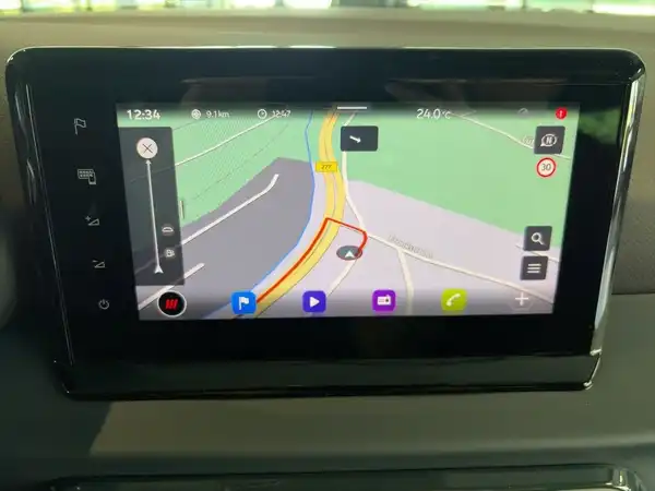 Das Bild zeigt eine Innenaufnahme des Fahrzeugs, speziell ein Navigationsgerät.