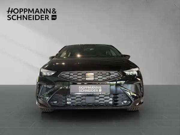 Das Bild zeigt einen schwarzen SEAT IBIZA von vorne, mit dem Händlerlogo von Hoppmann & Schneider im Bild.