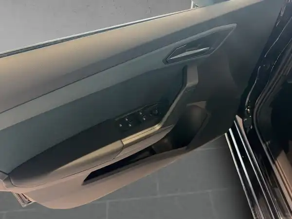 Das Bild zeigt die Innenseite der Fahrertür eines SEAT IBIZA in schwarzer Farbe.
