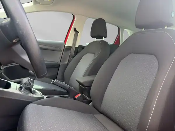 Das Bild zeigt den Innenraum eines Fahrzeugs (SEAT IBIZA) aus der Perspektive der vorderen Sitze, mit schwarzer Innenausstattung.