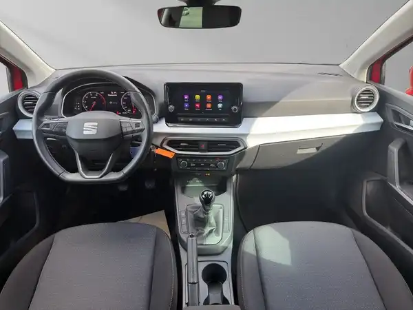 Das Bild zeigt das Innere eines SEAT IBIZA mit schwarzem Interieur.