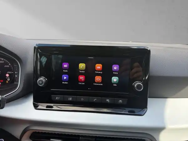 Bild zeigt das Innenraumdisplay eines SEAT IBIZA mit digitalen Bedienelementen und einem schwarzen Interieur.