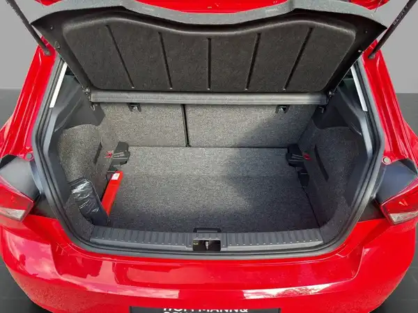 Das Bild zeigt den Kofferraum eines roten SEAT IBIZA von hinten.