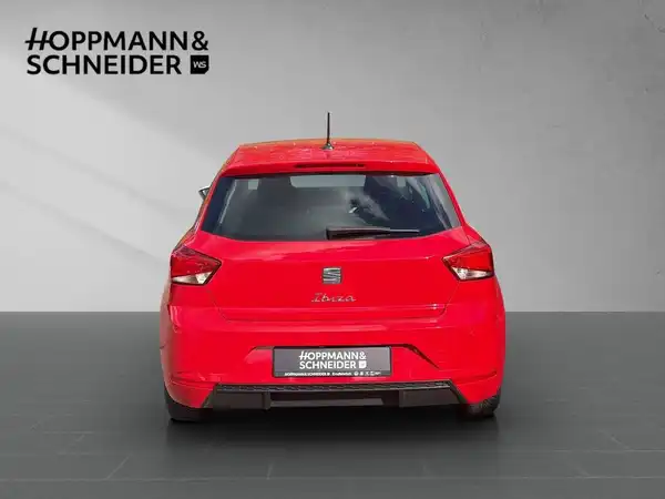 Das Bild zeigt einen roten SEAT Ibiza von hinten mit dem Logo des Händlers Hoppmann & Schneider.