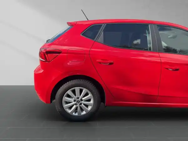 Seitenansicht eines roten SEAT IBIZA.