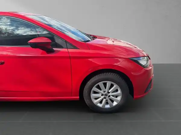 Seitenansicht eines roten SEAT IBIZA auf neutralem Hintergrund.