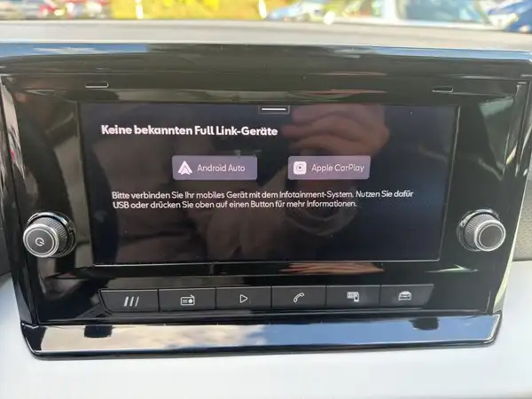 Das Bild zeigt das Innenraumdisplay eines SEAT IBIZA mit einer Anzeige für Android Auto und Apple CarPlay. Der Bildschirm ist schwarz und es gibt keine Händlerlogos auf dem Bild.