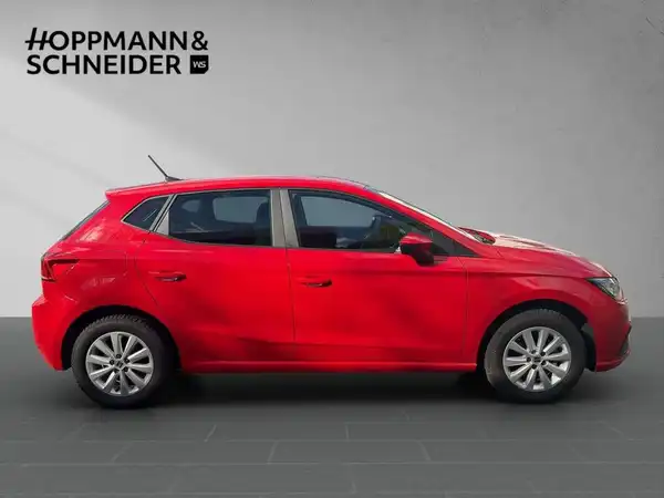 Das Bild zeigt einen roten SEAT IBIZA von der Seite, mit dem Händlermarkenzeichen HOPPMANN & SCHNEIDER im Bild.