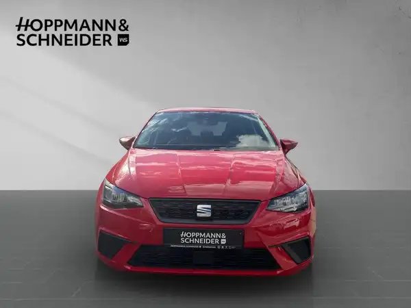 Das Bild zeigt einen roten SEAT IBIZA aus der Frontansicht. Das Händlerlogo 'Hoppmann & Schneider' ist eingeblendet.