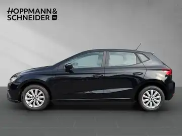 Das Bild zeigt einen SEAT IBIZA in der Farbe schwarz, aufgenommen von der Seite. Das Händlerschild "HOPPMANN & SCHNEIDER" ist sichtbar.