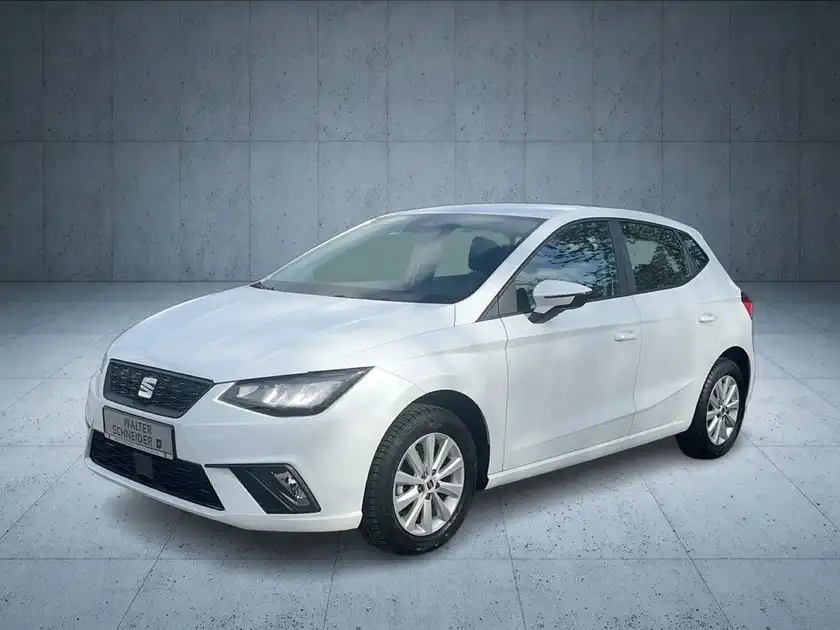 Das Bild zeigt einen weißen SEAT IBIZA von der Seite aufgenommen.