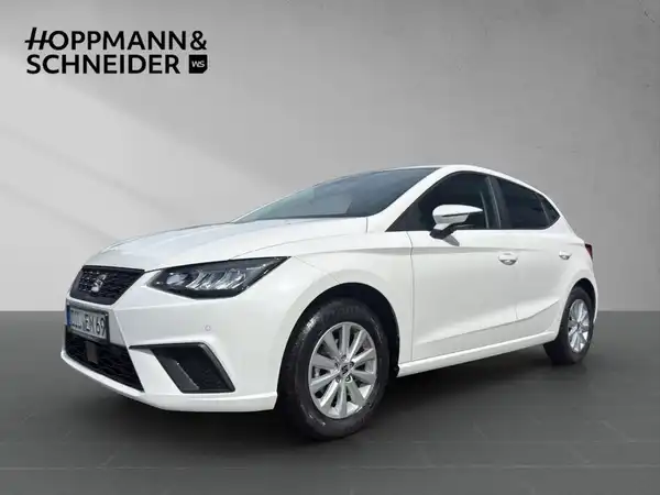 Das Bild zeigt einen SEAT IBIZA von der Seite in Weiß mit einem Händlerlogo von Hoppmann & Schneider im oberen Bereich.